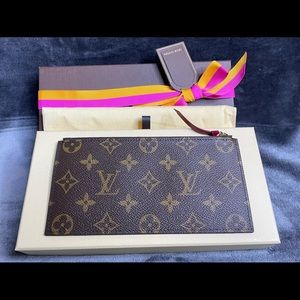 LOUIS VUITTON
Monogram Felicie Chain Wallet Zippered Insert Fuchsia